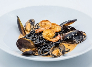 Чёрные спагетти маринара